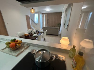 見渡しの良いキッチンからの19.7畳の広々LDK